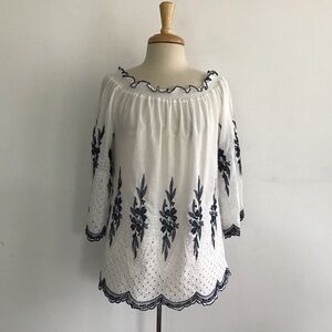 RD KOKO White Eyelet and Blue Embroidered 3/4 Sleeve boho elastic neck blouse M